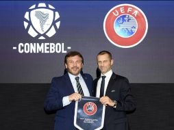 Los organismos firmaron un acuerdo que permitirá a los silbantes supervisar partidos de la otra confederación en cualquiera de los torneos. ESPECIAL / uefa.com