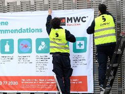 Hace unas horas aún se realizaban preparativos en la sede del congreso en Barcelona, como la colocación de este letrero de medidas de higiene. AFP/L. Gene