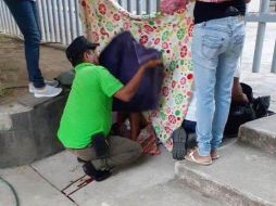 En una imagen publicada en redes sociales se ve la silueta de la mujer acostada sobre una tela tendida en el piso mientras varias personas la auxilian. ESPECIAL