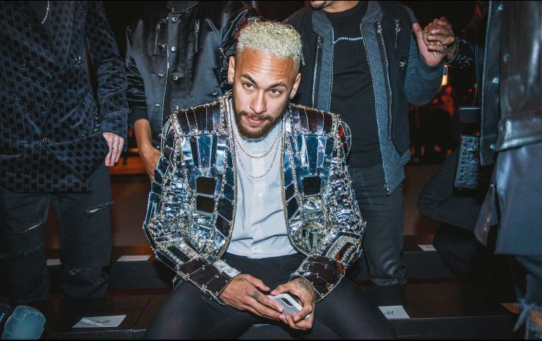 Tiempo libre. Al estar lesionado, el atacante amazónico se dedica a otras actividades como asistir a pasarelas y festivales de moda. EFE