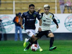 Roberto Alderete y Cristian González disputan el balón. IMAGO7/R. Armenta