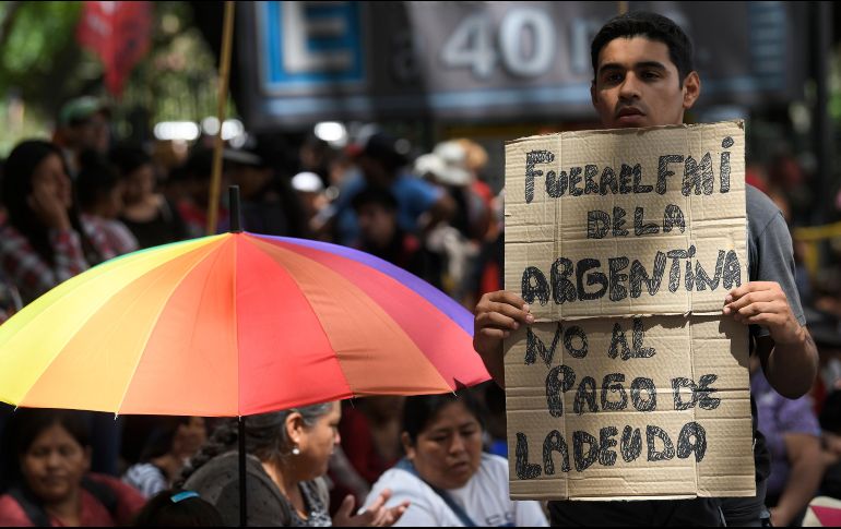 El total a renegociar con organismos multilaterales y prestamistas privados es de 195 mil millones de dólares, equivalente a 57% del PIB argentino. AP/G. Garello