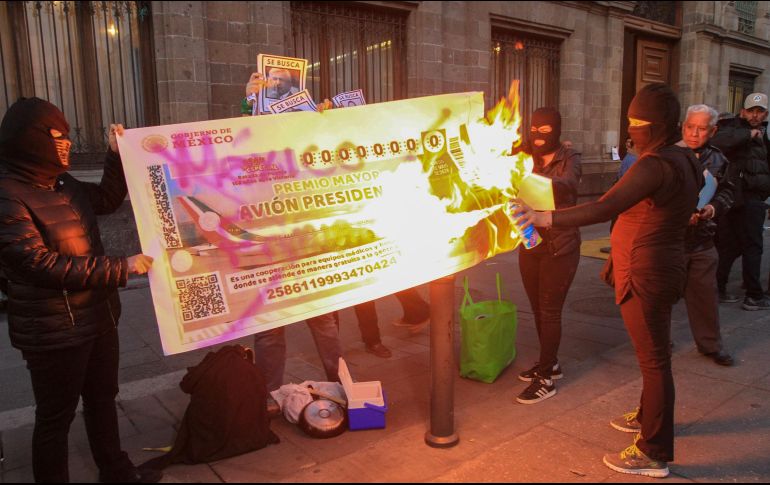 Las manifestantes quemaron la reproducción de un boleto de la rifa del avión presidencial. NTX / J. Lira