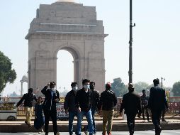 Personas usan mascarillas en Nueva Delhi, India, como medida preventiva ante la expansión del covid-19. AFP/S. Hussain