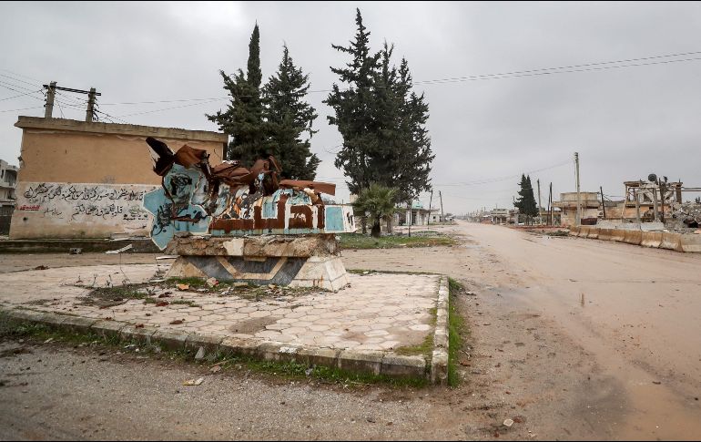 Detalle de una calle desierta en la ciudad de Taftanaz, al noreste de la ciudad de Idleb; los habitantes abandonaron sus viviendas ante el avance de las tropas. AFP/O. Haj Kadour