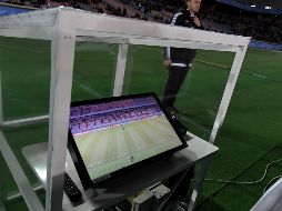 Actualmente, solo el árbitro y sus asistentes VAR pueden decidir si revisar en la pantalla ubicada fuera del césped una acción, sin tomar en cuenta las quejas de los futbolistas o de los entrenadores. AFP / ARCHIVO