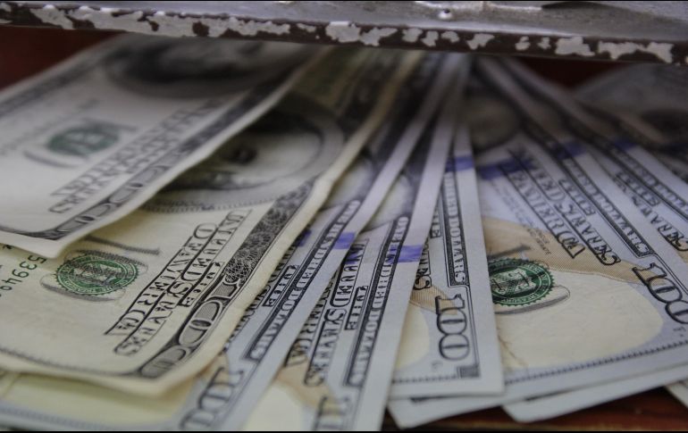 El billete verde se adquirió en un mínimo de 17.50 pesos en bancos de la Ciudad de México. EL INFORMADOR/ARCHIVO
