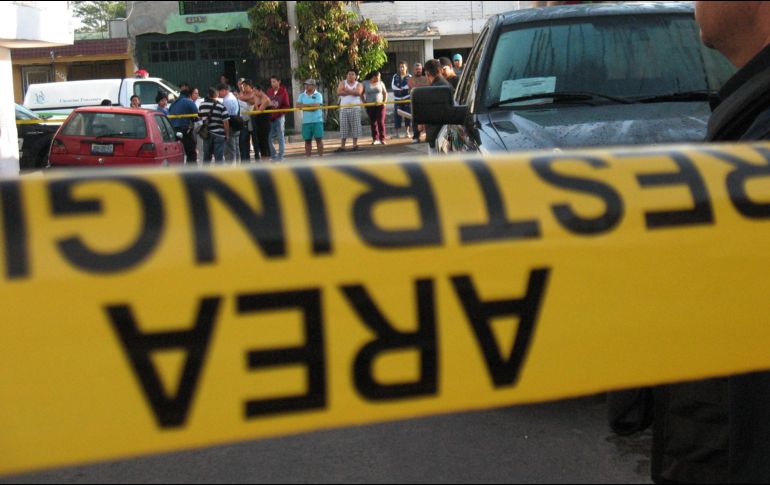 De acuerdo a testimonios recabados por los oficiales, cuando el motociclista circulaba por el cruce perdió el control de su vehículo y cayó al suelo. EL INFORMADOR / ARCHIVO