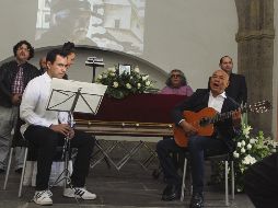 Enrique “Guajiro” López. Con guitarra en mano, despidió a Javier Arévalo con cantos de origen zapoteco. EL INFORMADOR/J. Rodríguez