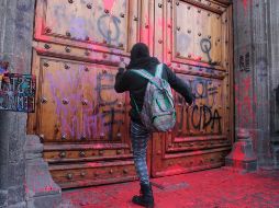 Los colectivos feministas arribaron a Palacio Nacional cerca de las 06:30 de la mañana con el objetivo de iniciar una serie de manifestaciones que se prevén este día. NTX / S. Gil