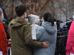 Otras parejas optaron por los regalos útiles en la situación sanitaria, como máscaras, gafas y algodón antiséptico con mensajes amorosos. AFP / G. Baker