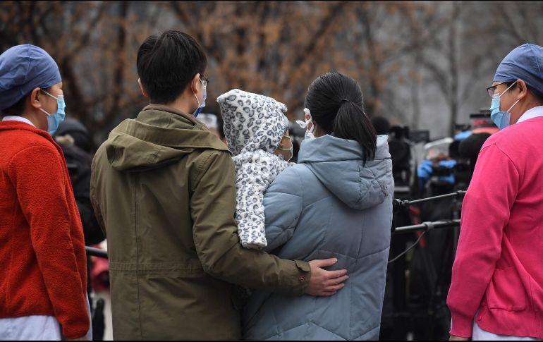 Otras parejas optaron por los regalos útiles en la situación sanitaria, como máscaras, gafas y algodón antiséptico con mensajes amorosos. AFP / G. Baker