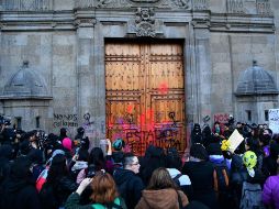 Encapuchadas protestan afuera de Palacio Nacional, entre reclamos de justicia y pintas a una de las puertas del inmueble. SUN/H. García