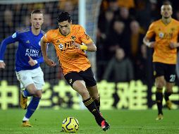 Jiménez dejó ir la posibilidad de convertirse en el héroe del juego,ya que el mexicano quedó solo frente a la cabaña de Schmeichel, sin embargo, su remate salió desviado, con lo que se mantuvo la igualada en el marcador. EFE / P. Powell