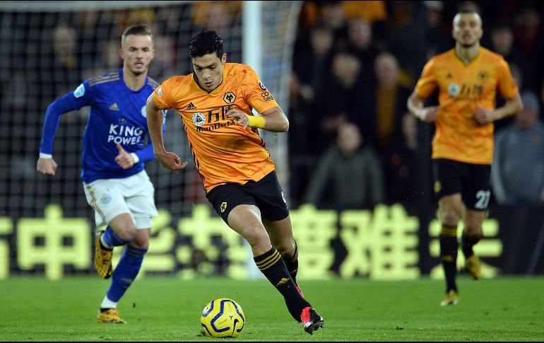Jiménez dejó ir la posibilidad de convertirse en el héroe del juego,ya que el mexicano quedó solo frente a la cabaña de Schmeichel, sin embargo, su remate salió desviado, con lo que se mantuvo la igualada en el marcador. EFE / P. Powell