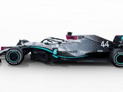 El coche fue desvelado en una sesión realizada en el circuito de Silverstone, con la presencia de Lewis Hamilton y Valtteri Bottas. NOTIMEX/Mercedes Benz