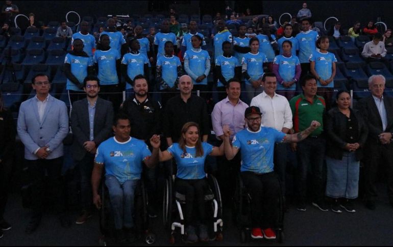 Será en punto de las 06:50 horas de este domingo cuando se dé el disparo de salida para los atletas en silla de ruedas; 10 minutos después, comenzarán su recorrido los corredores convencionales. TWITTER / @GuadalajaraGob