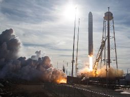 Además de los experimentos y equipo habituales, la cápsula lleva quesos cheddar y manchego, frutas y verduras frescas, chocolate y tres tipos de gomitas dulces. EFE/A. Gemignani-NASA