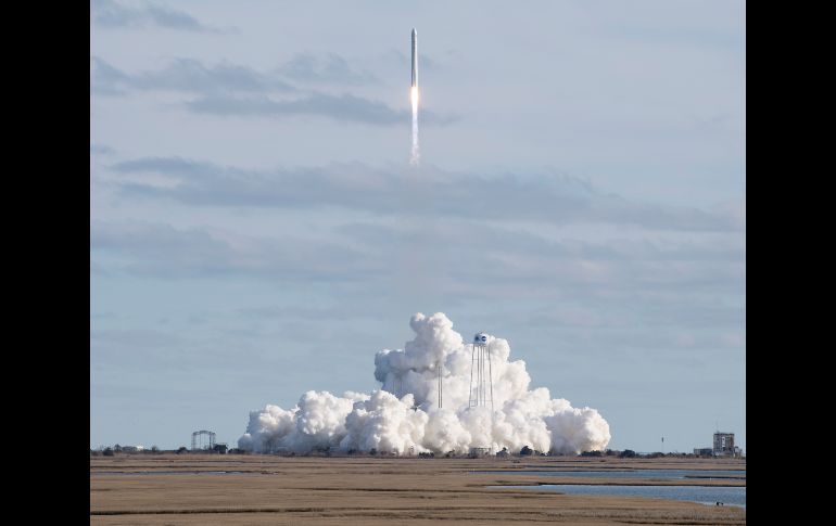 Además de los experimentos y equipo habituales, la cápsula lleva quesos cheddar y manchego, frutas y verduras frescas, chocolate y tres tipos de gomitas dulces. EFE/A. Gemignani-NASA