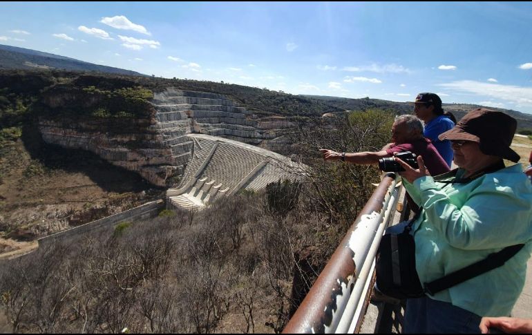 Pobladores de Acasico y Temacapulín se reunieron con personal de la Comisión Nacional del Agua en El Zapotillo este viernes. EL INFORMADOR/S. Blanco