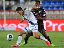 Óscar Murillo (d), de Pachuca, disputa el balón ante Angel Zaldívar (i), de Puebla, durante el encuentro. EFE/D. Martínez