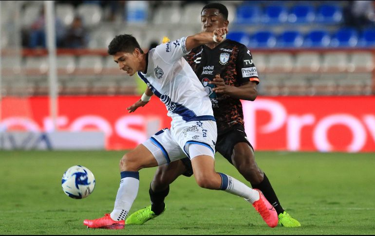 Óscar Murillo (d), de Pachuca, disputa el balón ante Angel Zaldívar (i), de Puebla, durante el encuentro. EFE/D. Martínez
