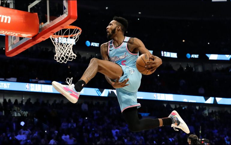 Jones Jr. maniobra antes de clavar el balón. AP/N. Yuh