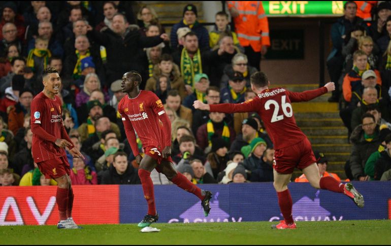 El Liverpool necesita ganar cinco de los próximos 12 partidos para coronarse en la Liga Premier. EFE/P. Powell