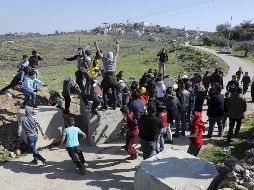 Jóvenes palestinos de la aldea de Deir Nizam. AFP/A. Momani