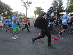 Los súper héroes hicieron el recorrido de la carrera y repartieron saludos y alegrías a los niños en diferentes puntos de la ciudad. EL INFORMADOR / G. Gallo