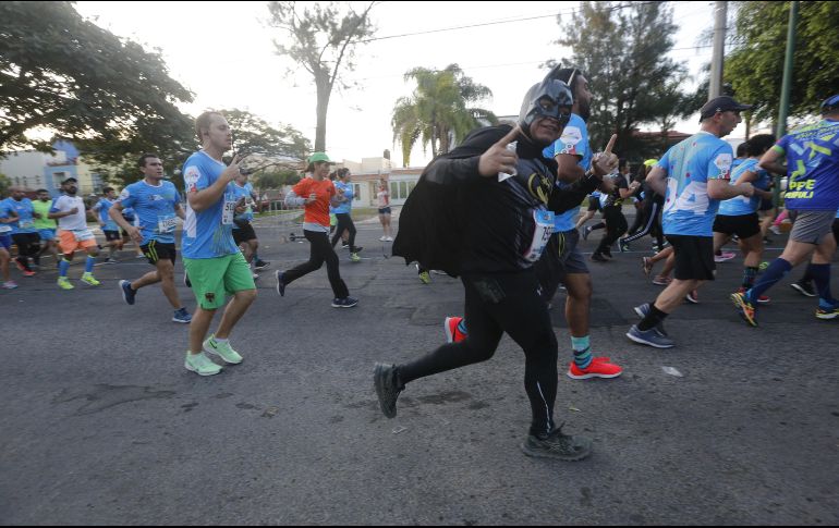 Los súper héroes hicieron el recorrido de la carrera y repartieron saludos y alegrías a los niños en diferentes puntos de la ciudad. EL INFORMADOR / G. Gallo