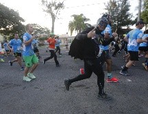 Los súper héroes hicieron el recorrido de la carrera y repartieron saludos y alegrías a los niños en diferentes puntos de la ciudad. EL INFORMADOR / G. Gallo