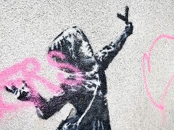 El artista callejero publicó el viernes en su cuenta de Instagram dos fotos de su nueva obra expuesta en un muro de la ciudad inglesa. AP / B. Birchall