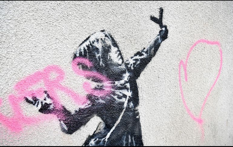 El artista callejero publicó el viernes en su cuenta de Instagram dos fotos de su nueva obra expuesta en un muro de la ciudad inglesa. AP / B. Birchall