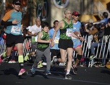 Cientos de personas asisten al maratón para apoyar a su familiares y a todos los participantes que hacen el recorrido de 21 kilómetros. EL INFORMADOR / F. Atilano