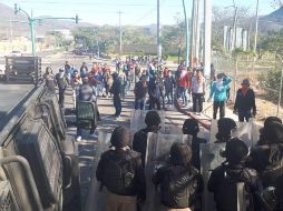 La Secretaría de Seguridad y Protección Ciudadana estatal informó que antimotines desalojaron y repliegaron a normalistas que mantenían un bloqueo sobre el Libramiento Norte. TWITTER@SSyPC_Chiapas