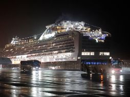 Estadounidenses salen del crucero en camiones. EU dijo que evacuará a sus ciudadanos de la embarcación siempre que no hayan dado positivo en los test del virus. AP/J. C. Hong
