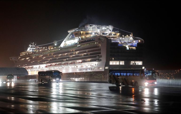 Estadounidenses salen del crucero en camiones. EU dijo que evacuará a sus ciudadanos de la embarcación siempre que no hayan dado positivo en los test del virus. AP/J. C. Hong