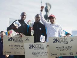 CERCA. El dominio keniano sobre las calles de Guadalajara se mantuvo, pero el mexicano Juan Luis Barrios (derecha) logró subir al podio en el tercer lugar. EL INFORMADOR • F. Atilano