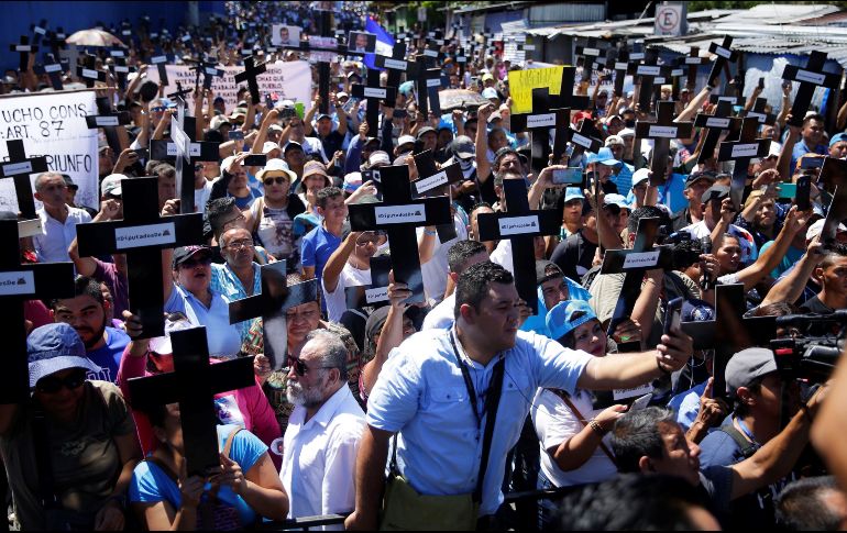 Los asistentes portaban pancartas con mensajes de respaldo a Bukele y unas cruces negras que colocaron frente a la entrada principal del recinto legislativo. EFE