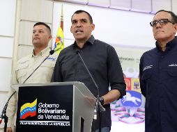 El ministro de Transporte de Venezuela, Hipólito Abreu (c), ofrece declaraciones a los medios de comunicación este lunes en Caracas. EFE/R. Peña