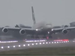 El aterrizaje el sábado en el aeropueto de Heathrow. ESPECIAL/YOUTUBE