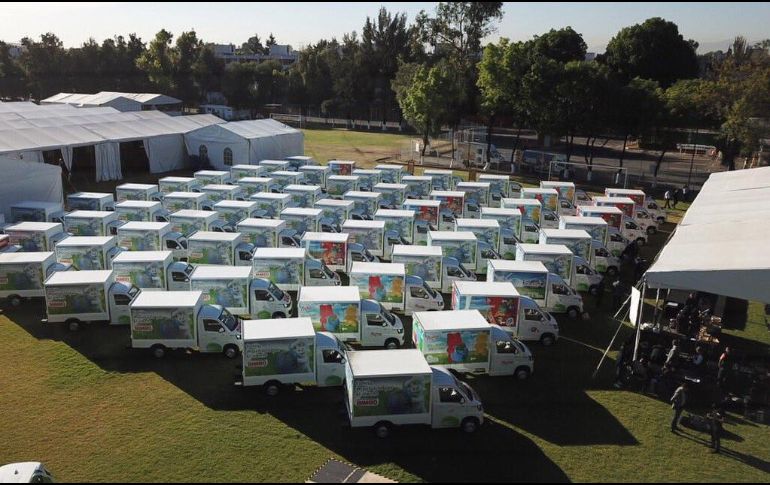 El director general adjunto de Bimbo, Javier González, puso en operación 100 unidades eléctricas de la nueva flotilla. TWITTER/@Grupo_Bimbo