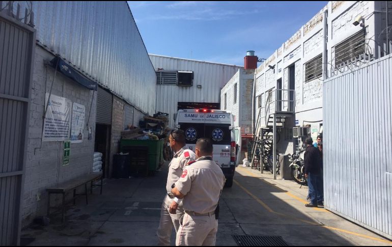 Los rescatistas encontraron que la mujer falleció de manera instantánea. ESPECIAL / Bomberos de Guadalajara