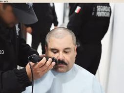 El video muestra el momento en el que los funcionarios del penal rapan la cabellera y rasuran el bigote del capo. YOUTUBE/Latinus_us