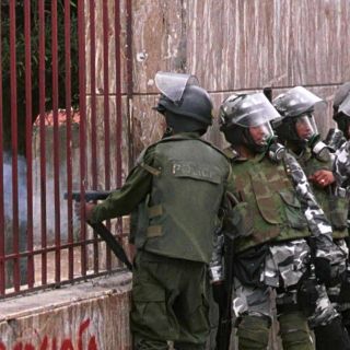 Condecoran a policías que se amotinaron contra Evo Morales