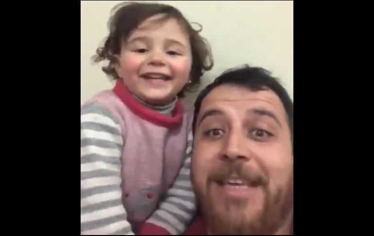 Abdullah Abu Salva trata de que sus pequeños no se muestren afectados por la guerra. ESPECIAL