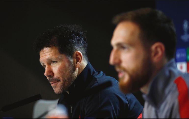 MAGIA. Diego Simeone (fondo) tendrá que revivir a su Atlético y darle batalla al mejor equipo del mundo. EFE