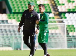 Cierran preparación. Ignacio Ambriz charla con Fernando Navarro de cara al juego de esta noche. IMAGO7