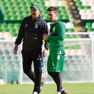 León busca neutralizar a Carlos Vela